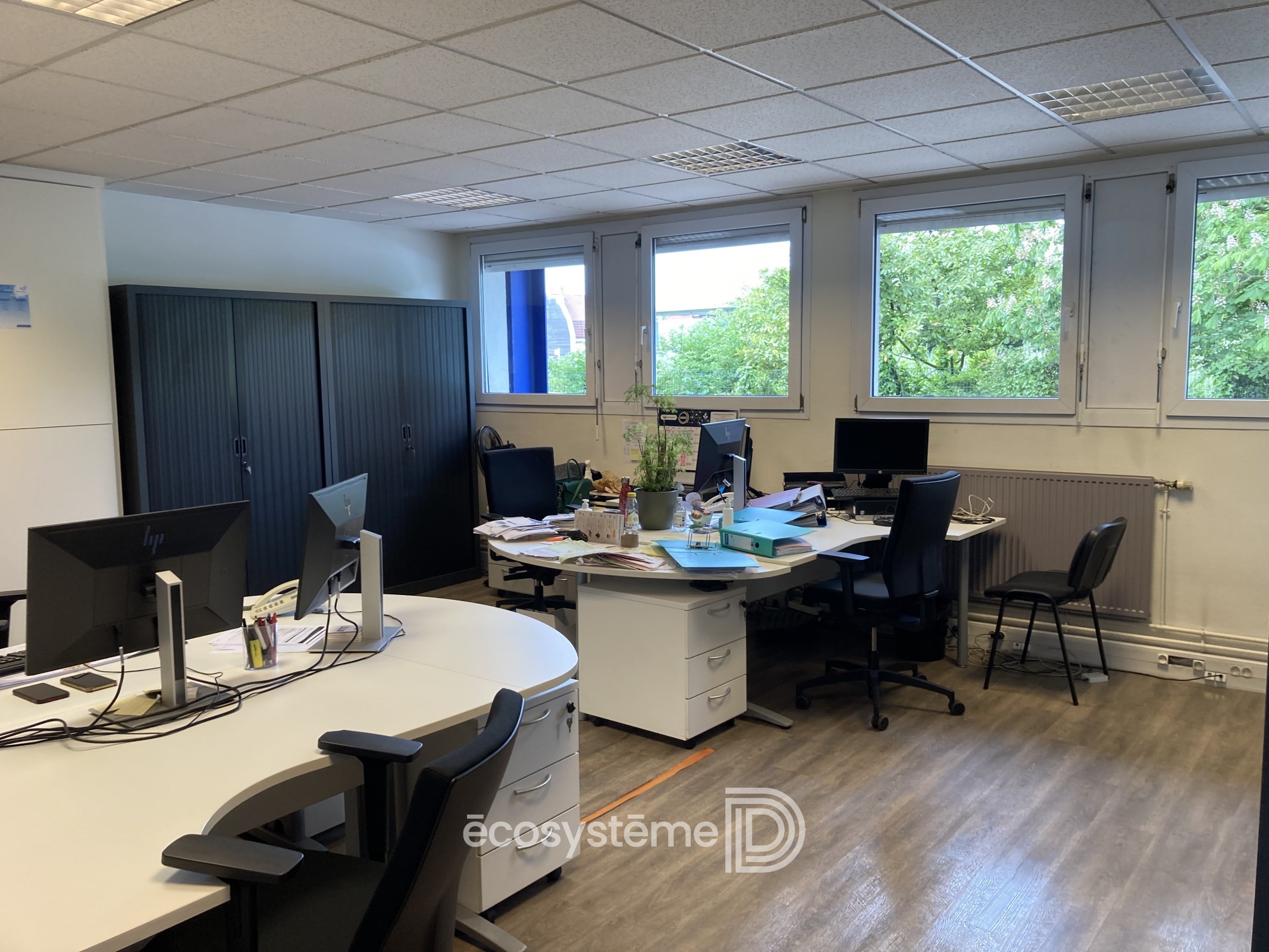 Ensemble de locaux d&rsquo;activités et immeuble de bureaux