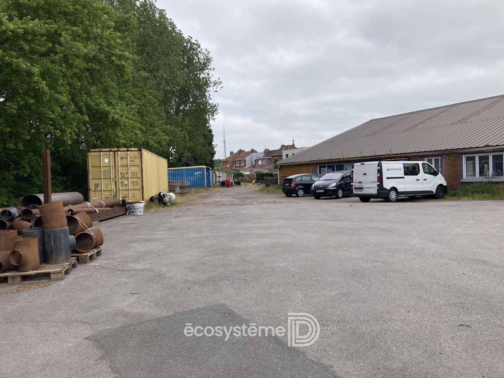 Ensemble de locaux d&rsquo;activités et immeuble de bureaux