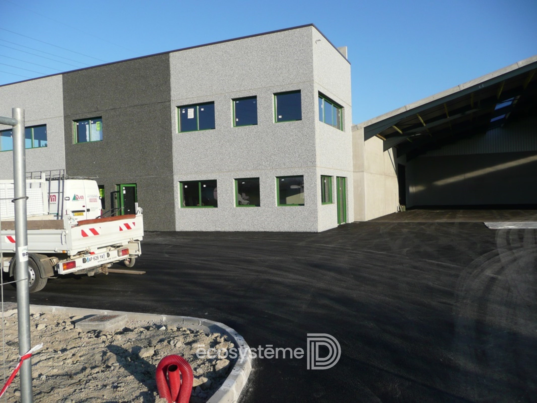 Local d’activités proche autoroutes A16 et A25