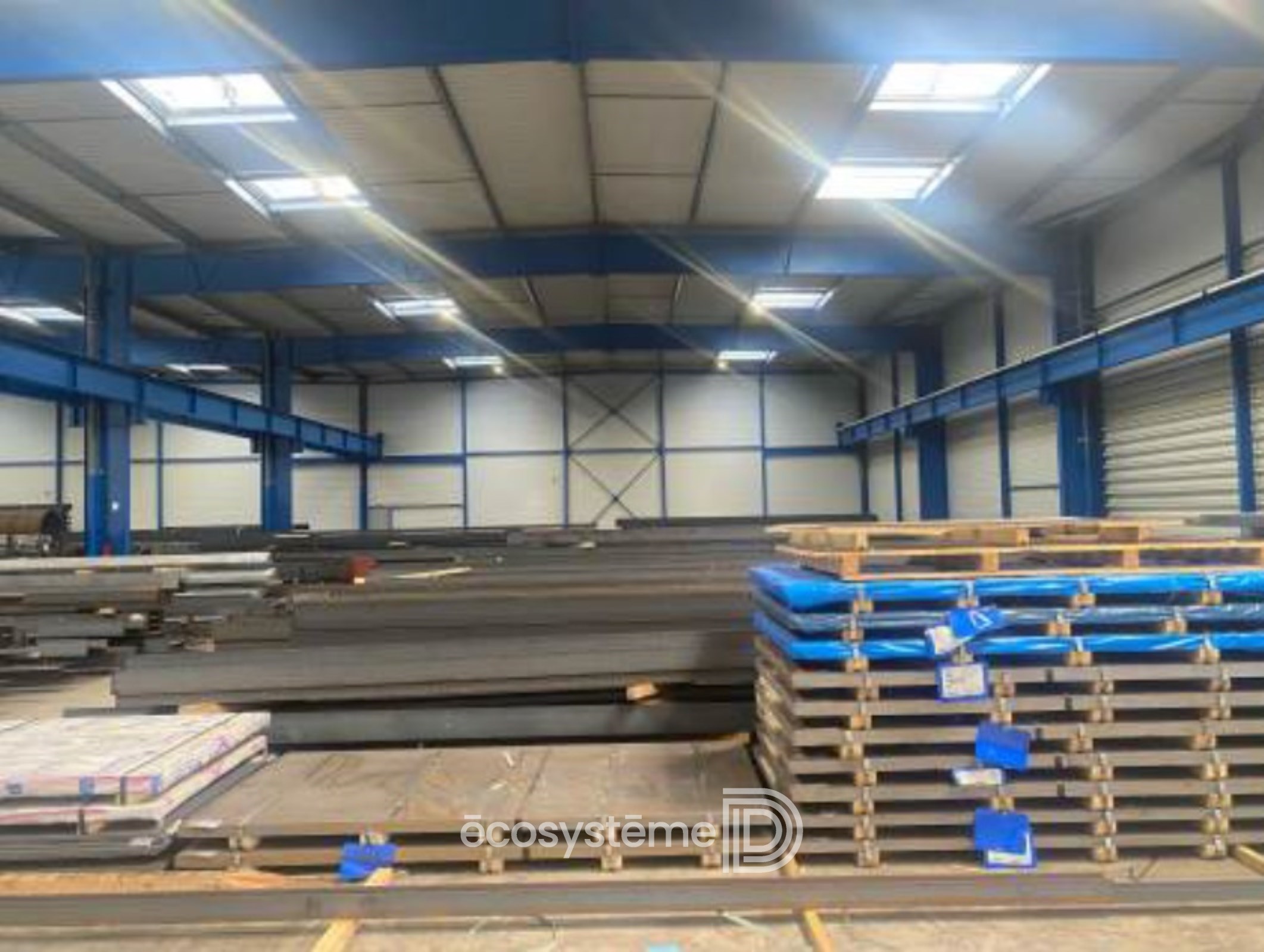 Industrial building with overhead cranes