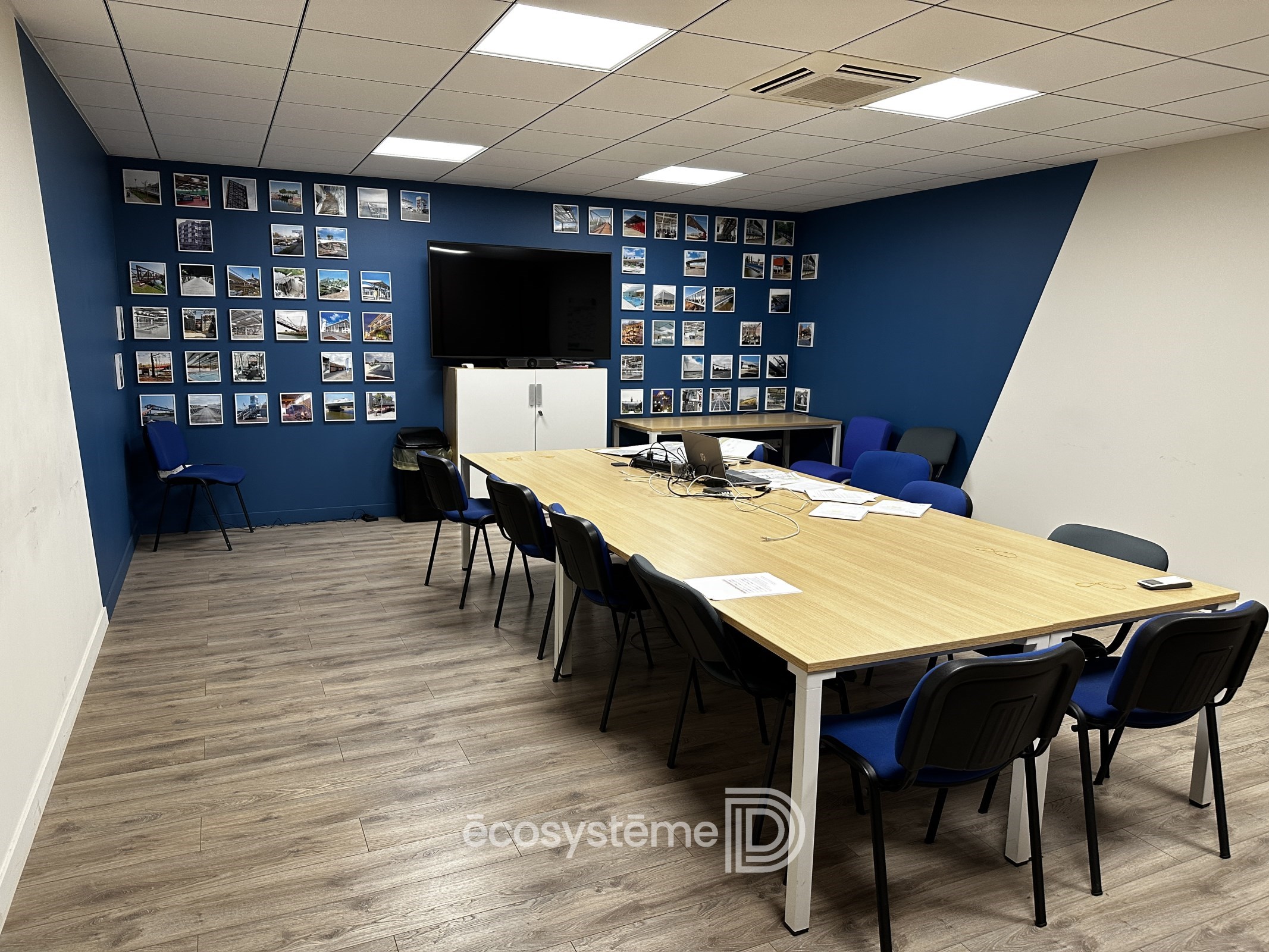 Industrial building with overhead cranes