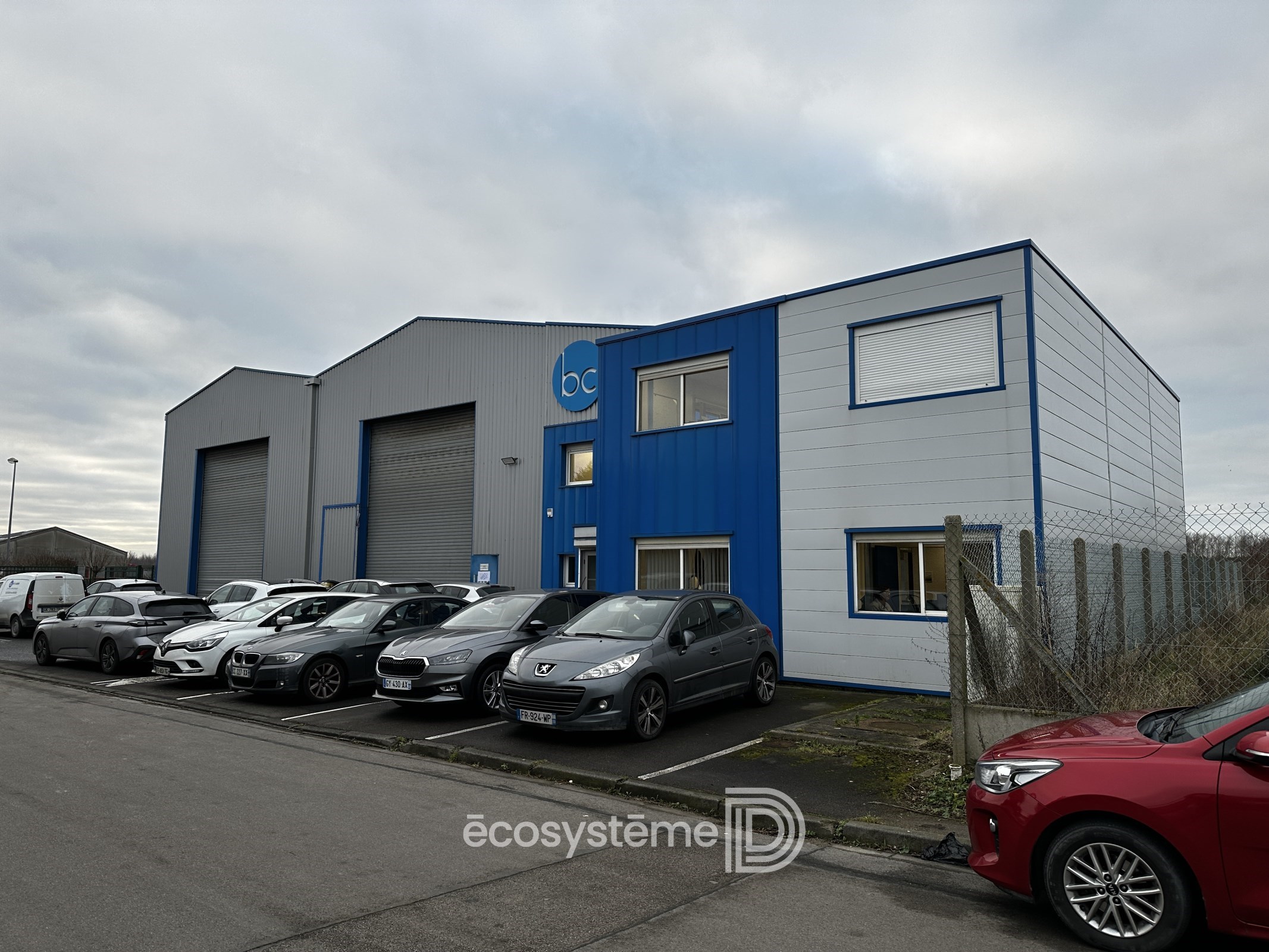 Industrial building with overhead cranes