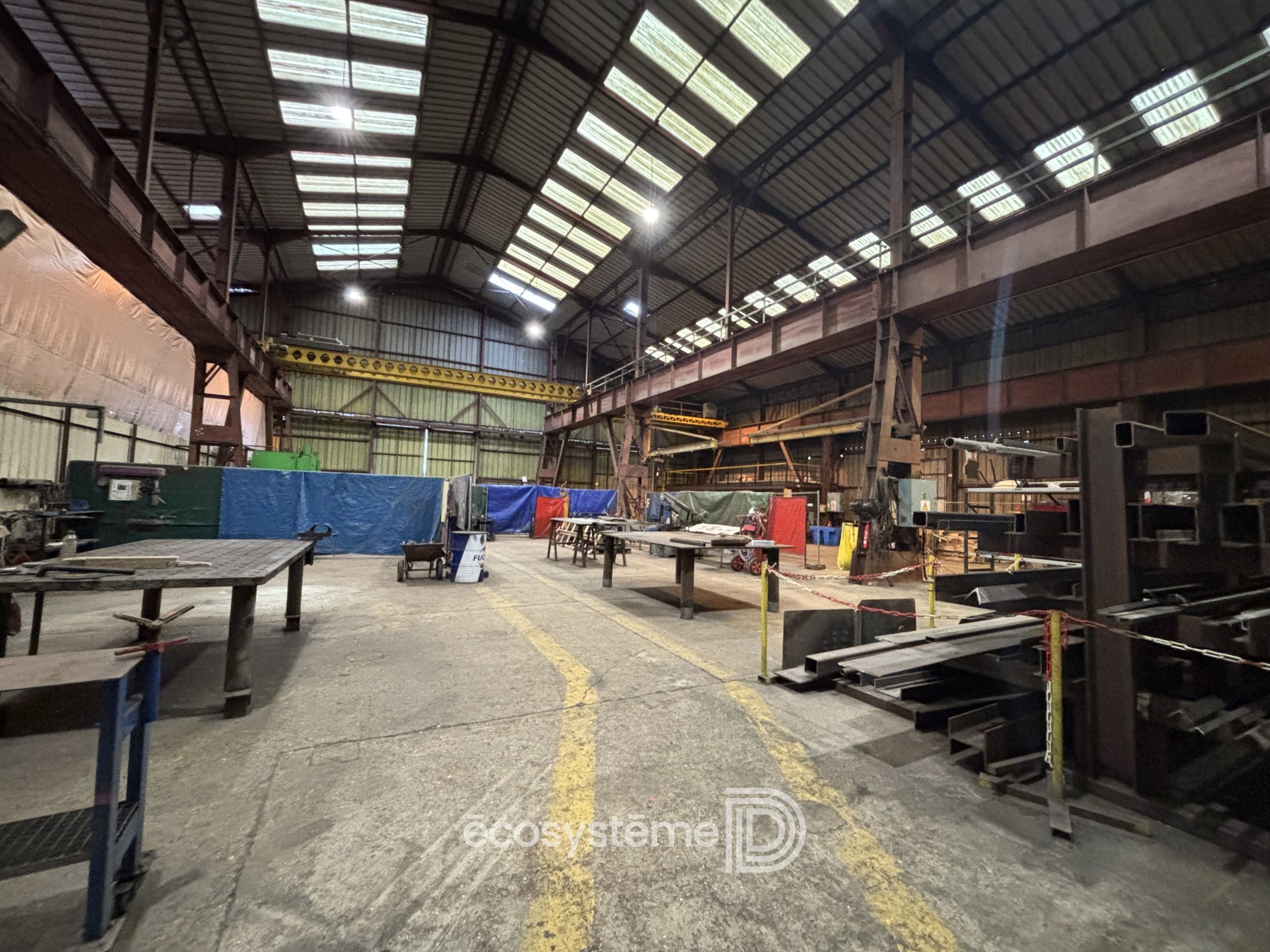 Bâtiment avec 2 ponts roulants